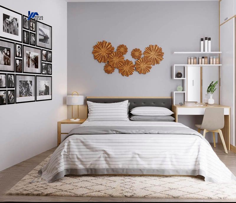 Phòng ngủ được sử dụng tone trắng, trang trí ảnh treo tường