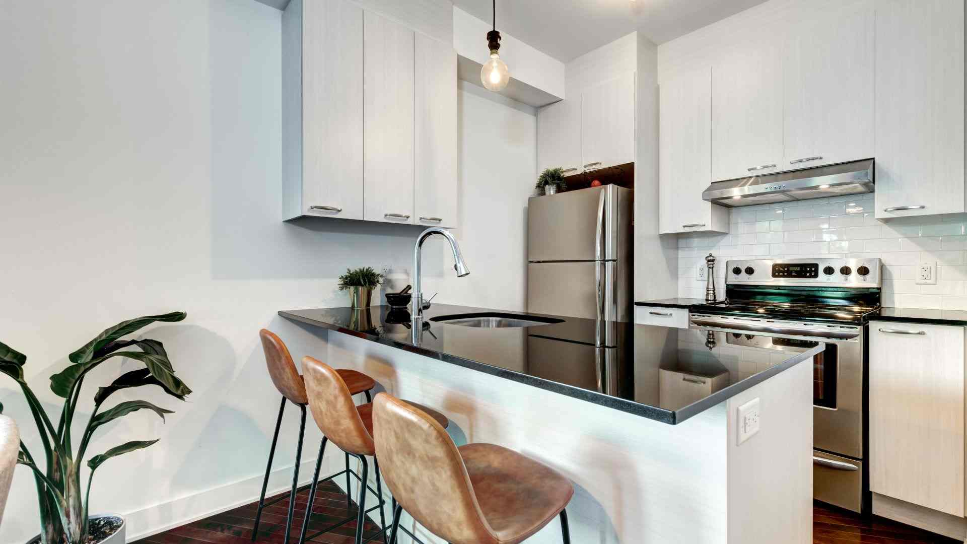 Mẫu 3: Thiết kế nội thất bếp chung cư cao cấp